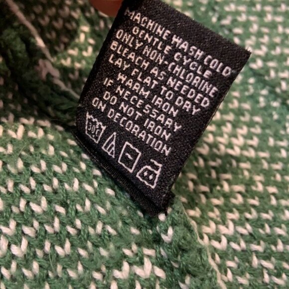 DC Green and white Christmas sweater - Picture 9 of 10
